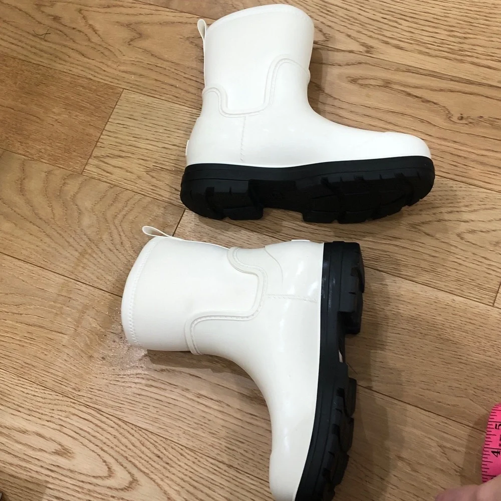 NIB UGG Droplet Mid Rain Boots Size 9 White